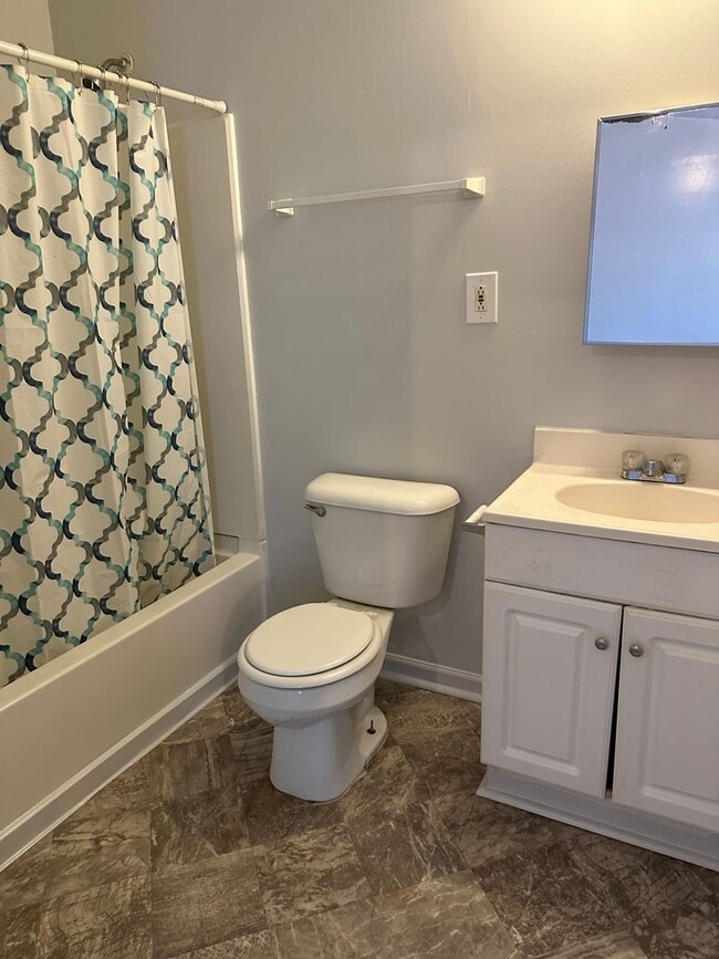 Building Photo - Spacious Duplex!