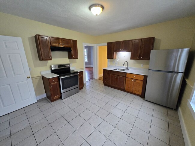 Building Photo - Spacious and Bright 3Bd 1 Bath Available f...