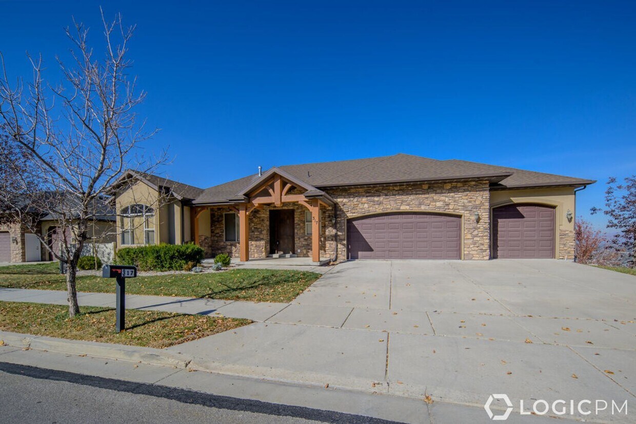 Primary Photo - Gorgeous Home in Amazing Location!