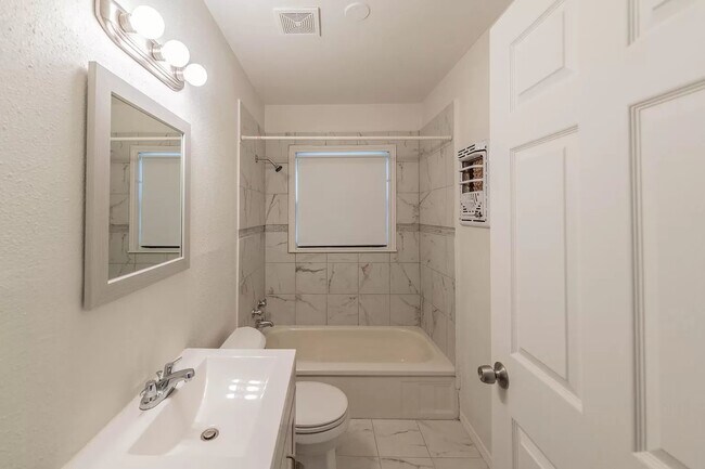 Foto del edificio - Gorgeous and Modern 3 bedroom/2 bath in Ea...