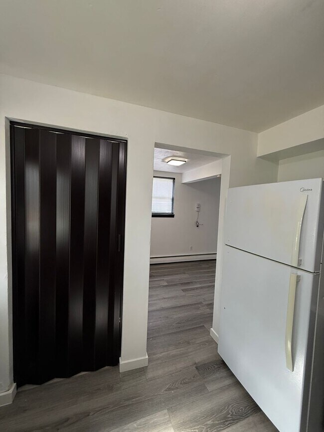 Building Photo - 3-bedroom, 1-bath Townhouse in Silvis - $1...