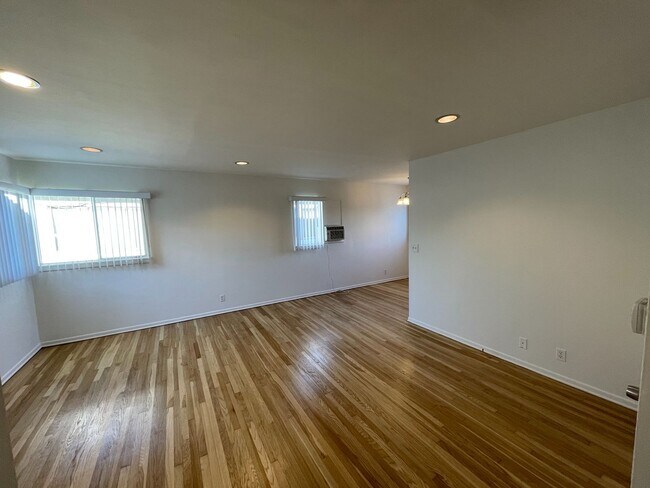 Building Photo - 260 S Doheny Dr