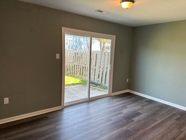 Foto del edificio - Renovated 2 Bedroom Townhouse East Henrico...