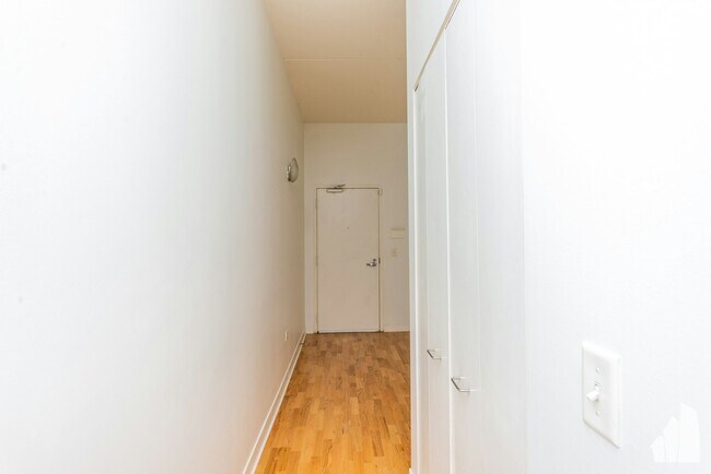 Foto del edificio - 650 W Wayman St