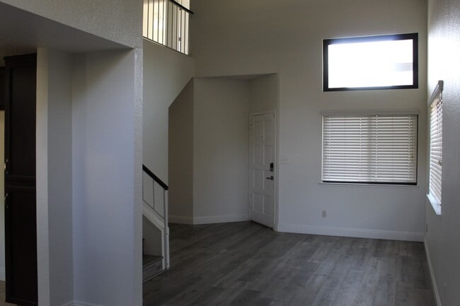 Building Photo - Southwest Bakersfield Home for Rent July