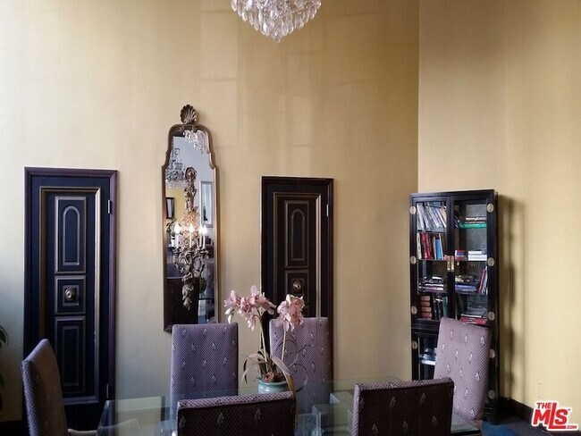 Foto del edificio - 570 N Rossmore Ave
