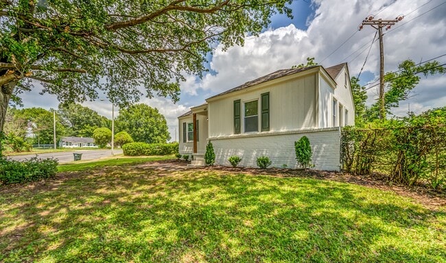 Building Photo - 405 W Brooks Rd