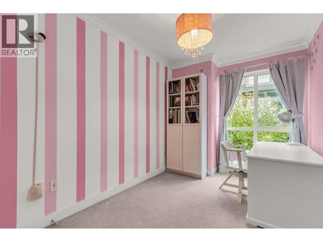 Building Photo - 110 1460 SOUTHVVIEW ST.