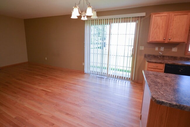 Building Photo - Gorgeous end unit in desireable Villas on ...