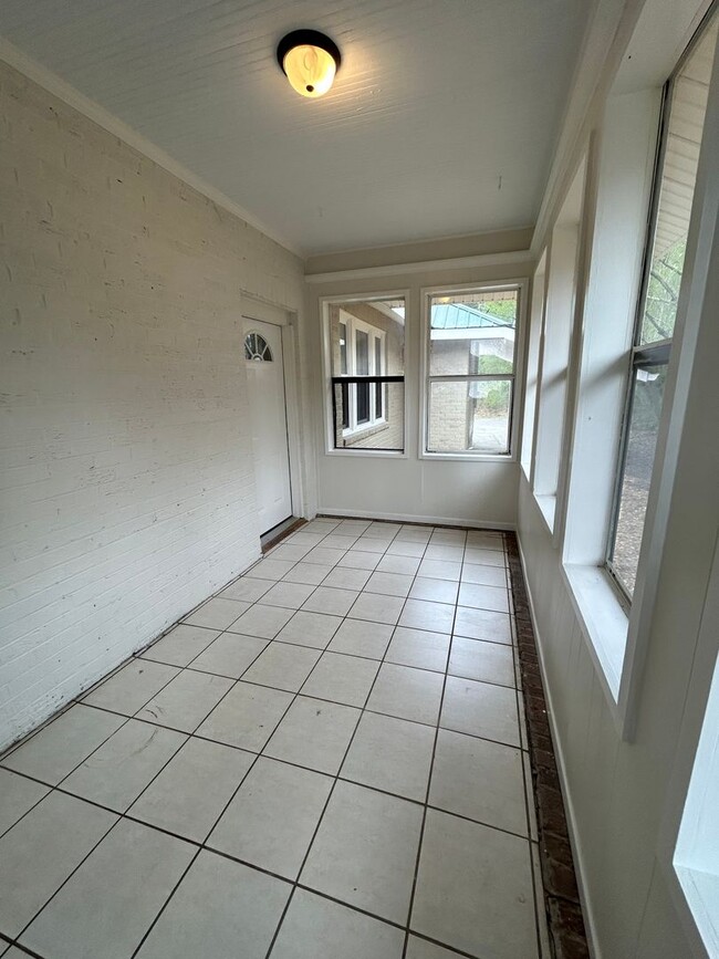 Foto del edificio - Updated 3/2 House in Celanese- $1,595