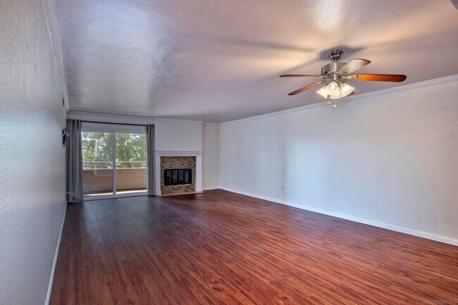 Building Photo - 6960 Hyde Park Dr