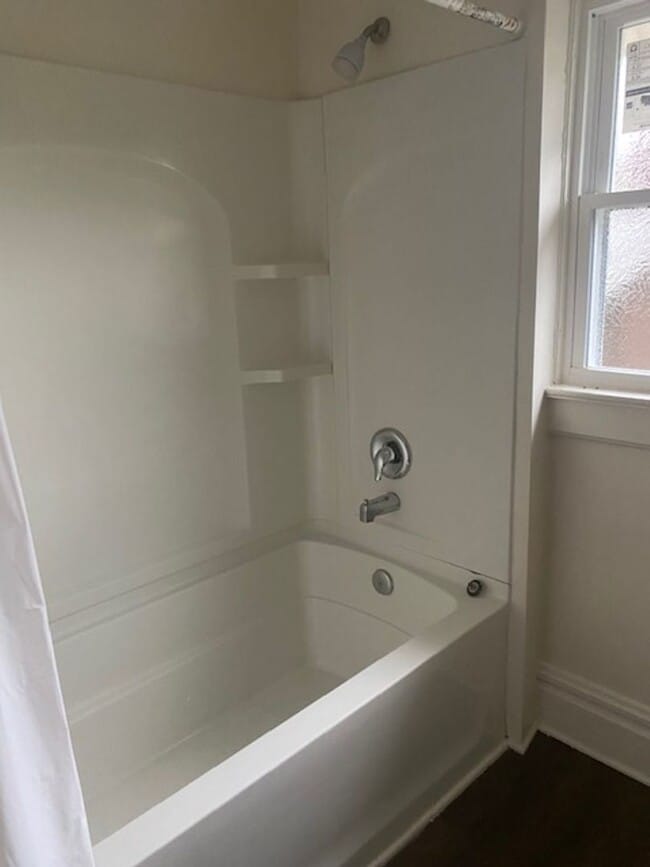 Foto del edificio - $850 North Hill  upper apartment of the du...