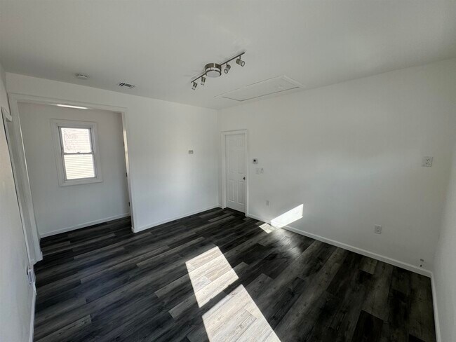 Building Photo - 1023 Bishop Evans Way