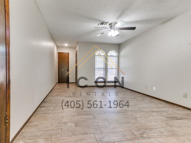 Building Photo - 652 W Hillcrest Dr