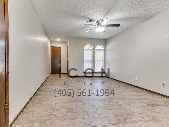 Foto del edificio - 652 W Hillcrest Dr