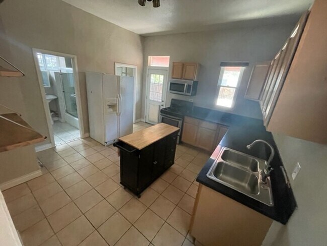 Foto del edificio - Charming Victorian Home in the Desirable Cole Neighborhood!- Available Early July!!