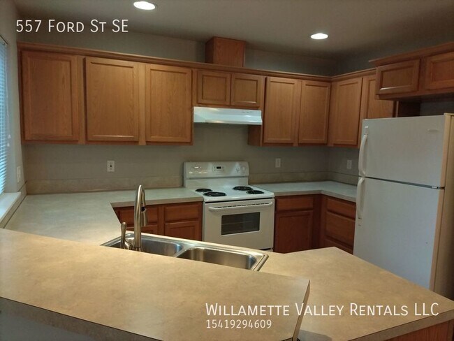 Building Photo - Two story town house near schools and park...