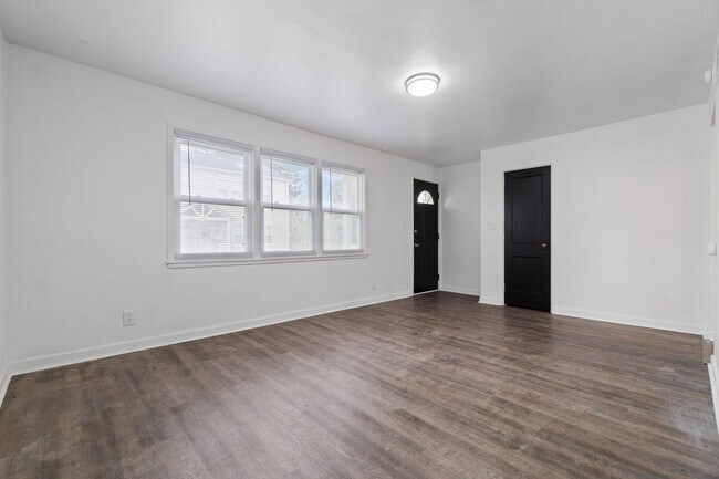 Foto del edificio - Cozy 3-Bedroom, 1-Bathroom Townhouse in Mi...