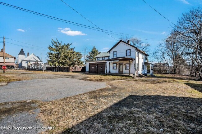 Building Photo - 1342 Providence Rd