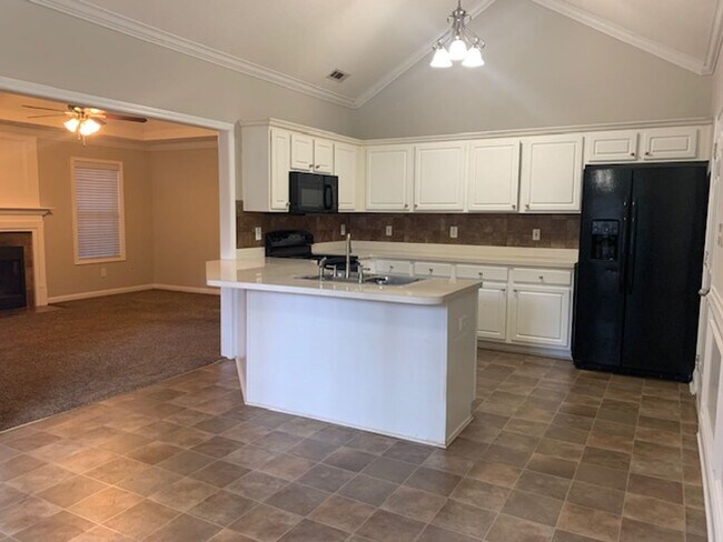 Building Photo - Adorable 3BR / 2 BATH RANCH