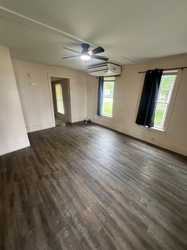 Building Photo - 323 N Ash St