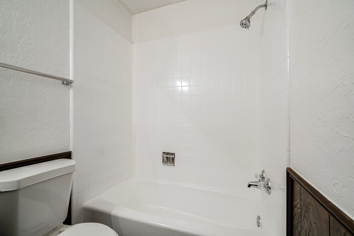 Foto del edificio - Spacious 2 Br 1 Ba available for rent