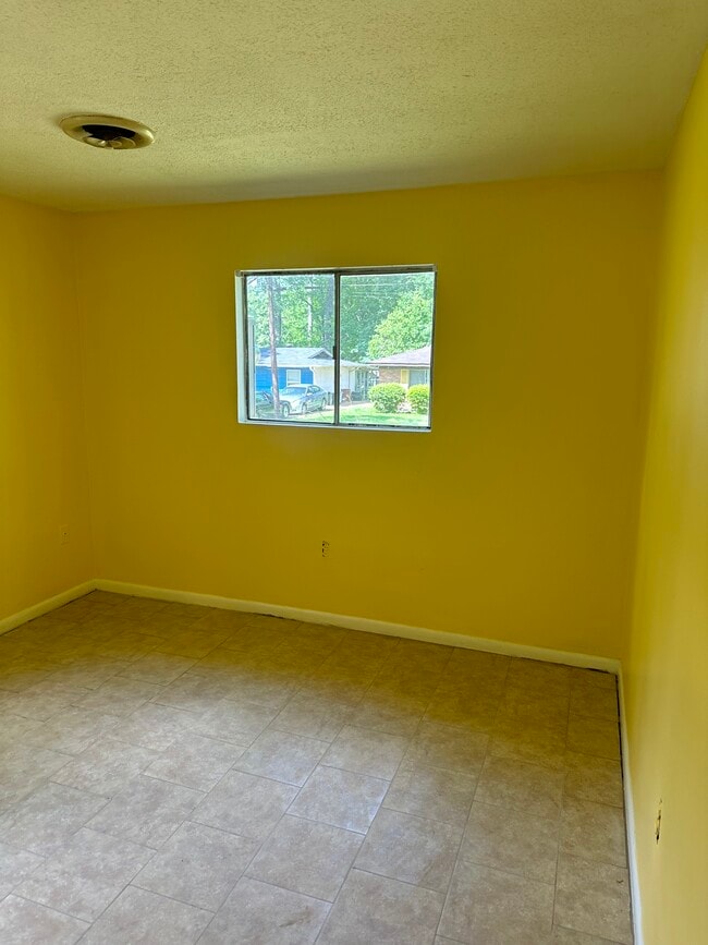 Building Photo - 2998 Kentwood Dr