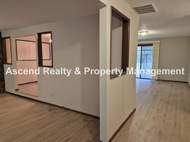 Foto del edificio - One Level Ranch Greenway Neighborhood Fenc...