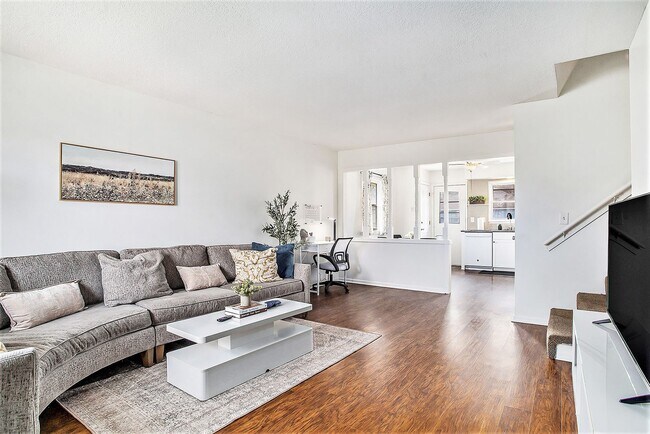 Foto del edificio - Coming Soon - Fully Furnished 3-Bed, 2-Bat...