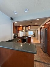 Building Photo - 923 W 41st St