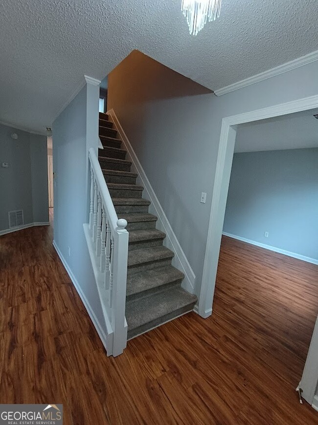 Building Photo - 7355 Drake Ave