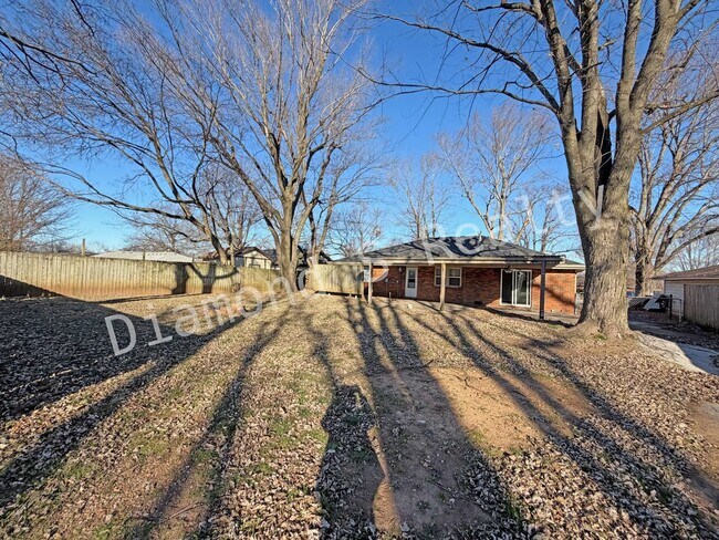 Building Photo - Charming 3 Bedroom Home with HUGE Shop!