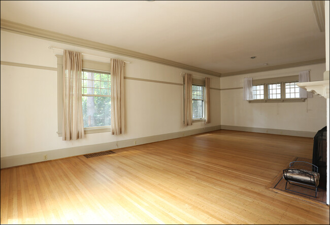 lvng rm looking SW - 2341 NW Everett St
