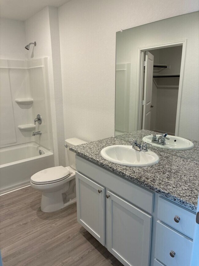 Foto del edificio - Move In Within 30 Days — Only $1,375! Limited-Time Offer