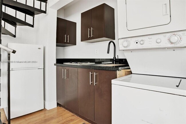 Foto del edificio - 7315 Carlyle Ave