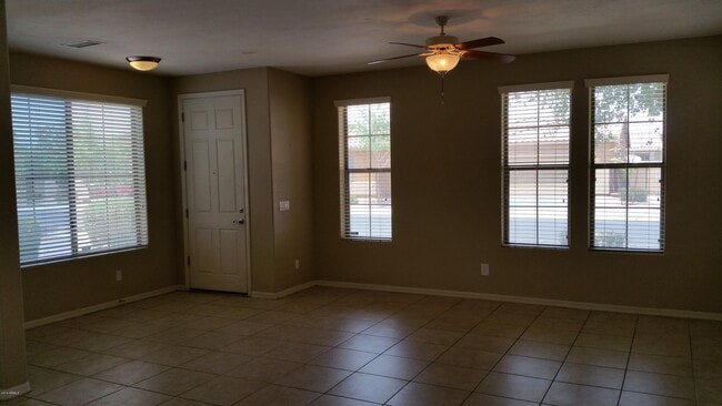 Building Photo - 5627 W Huntington Dr