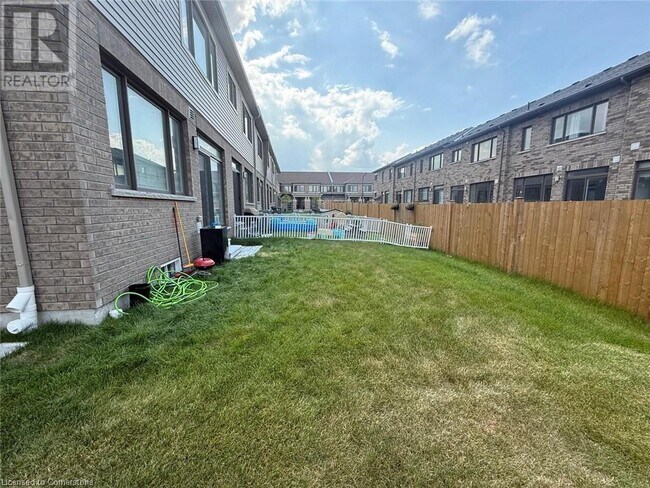 Building Photo - 15 Blacklock St