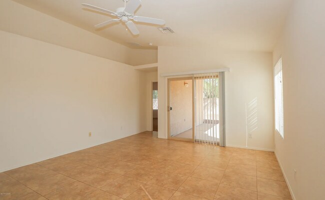 Foto del edificio - 7870 W School Hill Pl