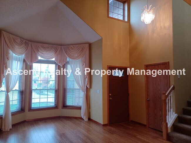 Photo - Troutdale 4 Bed Fenced Back 3 Car Garage Y... House