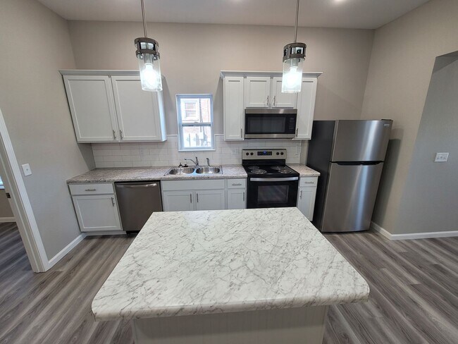 Building Photo - 424 E. 5th