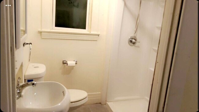 Room with private bath - 696 W 8th St