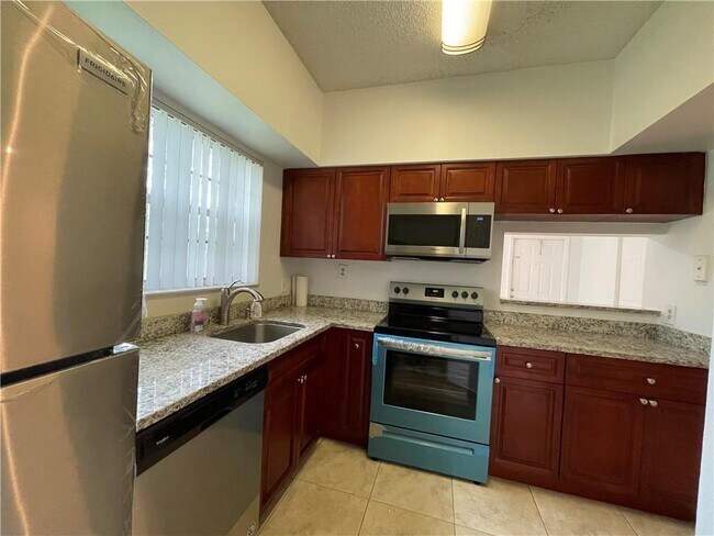 Building Photo - 640 Cypress Club Way