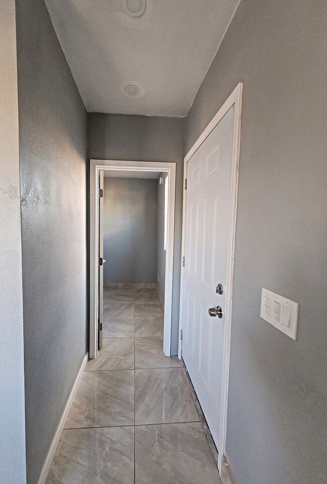 Building Photo - Studio for rent in CALEXICO!