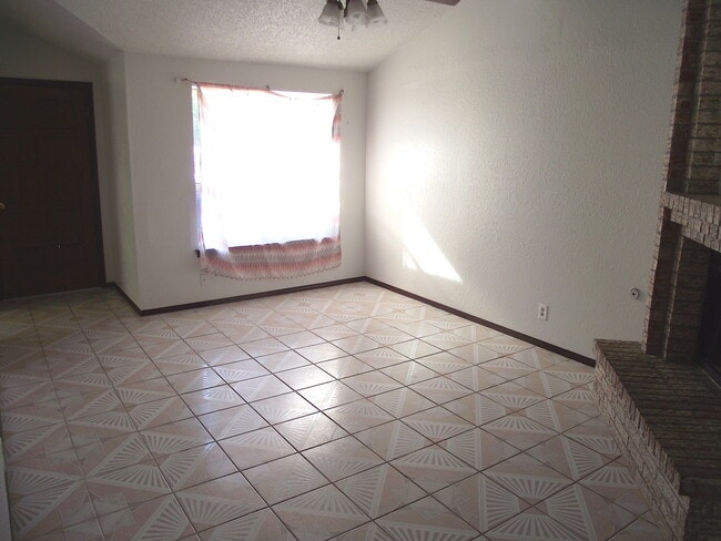 Building Photo - Northeast El Paso 3 bed with Bonus Room!