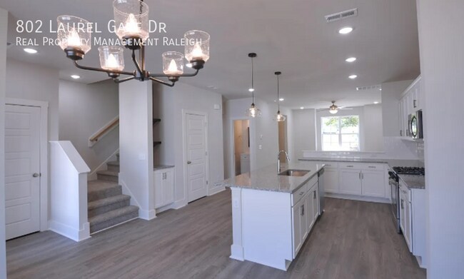 Foto del edificio - 802 Laurel Gate Dr