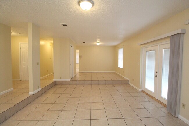 Foto del edificio - Bay Meadows 3BR Home Near NAS Pensacola with Granite Kitchen & Fenced Backyard