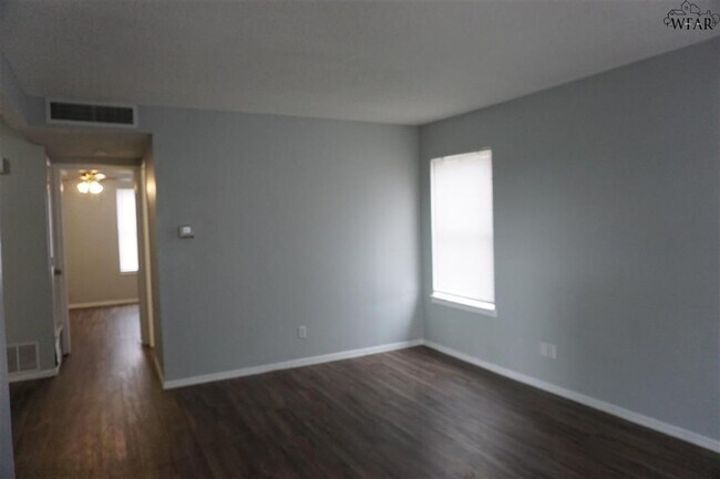 Building Photo - 1611 Bell St