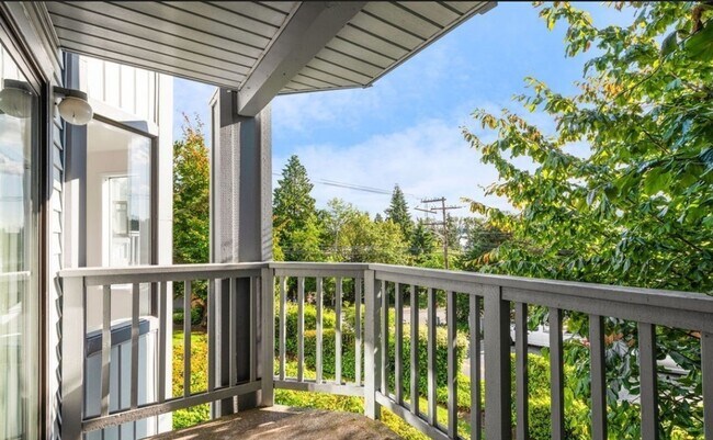 Foto del edificio - Renovated 2 Bed Kirkland Condo in Salishan...