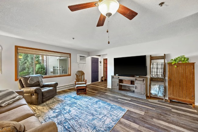 Building Photo - 2100 Ridge Dr