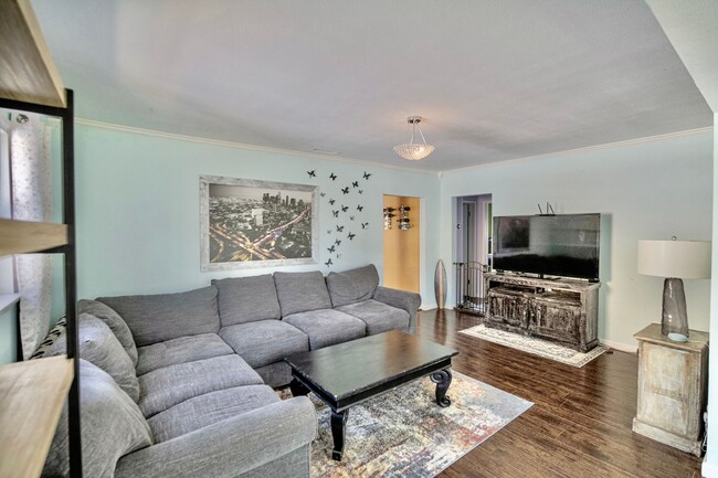 Building Photo - Terrific Home with All the upgrades.